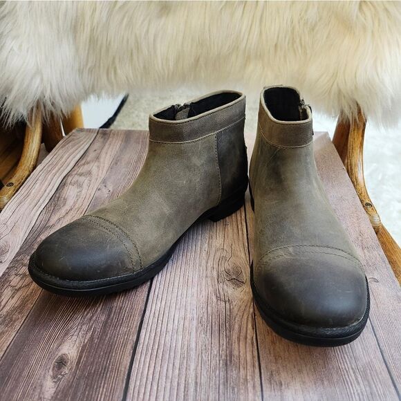 Ugg distressed leather side zip booties sn1103832 - Picture 2 of 11